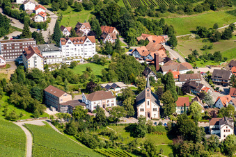 Vue aérienne de Bâtiment d'église au centre du village à Sasbachwalden dans le département Bade-Wurtemberg, Allemagne