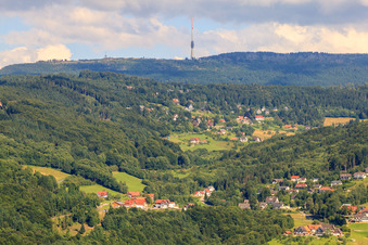 Vue aérienne de Hornisgrinde en arrière-plan à le quartier Brandmatt in Sasbachwalden dans le département Bade-Wurtemberg, Allemagne
