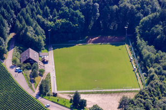 Vue aérienne de Terrain de football du club sportif Sasbachwalden à le quartier Büchelbach in Sasbachwalden dans le département Bade-Wurtemberg, Allemagne