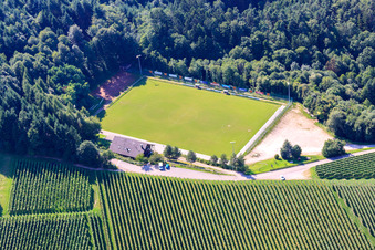 Vue aérienne de Terrain de football du club sportif Sasbachwalden à le quartier Büchelbach in Sasbachwalden dans le département Bade-Wurtemberg, Allemagne