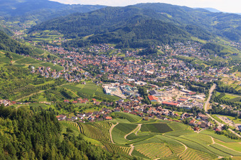 Vue aérienne de Vue de la ville depuis le nord à Kappelrodeck dans le département Bade-Wurtemberg, Allemagne