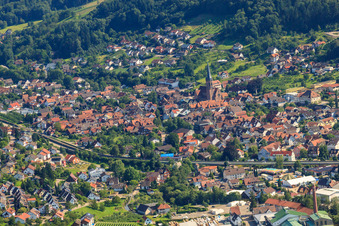 Vue aérienne de Saint-Nicolas au-dessus de la voie ferrée à Kappelrodeck dans le département Bade-Wurtemberg, Allemagne