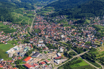 Vue aérienne de Vue de la ville dans la vallée de l'Acher depuis le nord-ouest à Kappelrodeck dans le département Bade-Wurtemberg, Allemagne