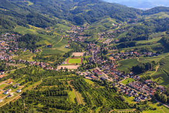 Vue aérienne de Stade Rodeck avec terrains de sport du FSV Kappelrodeck-Waldulm à le quartier Waldulm in Kappelrodeck dans le département Bade-Wurtemberg, Allemagne