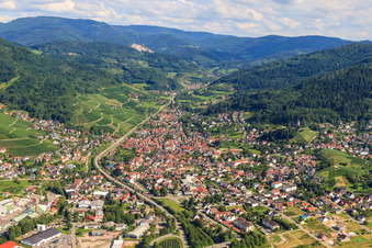 Vue aérienne de Vue de la ville dans la vallée de l'Acher depuis le nord-ouest à Kappelrodeck dans le département Bade-Wurtemberg, Allemagne