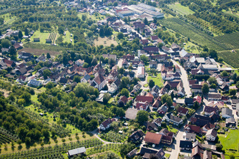 Vue aérienne de Vue des rues et des maisons dans les quartiers résidentiels à le quartier Mösbach in Achern dans le département Bade-Wurtemberg, Allemagne