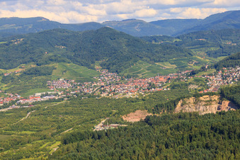 Vue aérienne de Vue de la ville derrière la carrière de Waldulm-Renchen à le quartier Ulm in Renchen dans le département Bade-Wurtemberg, Allemagne