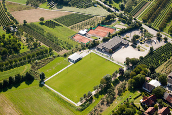 Vue aérienne de Terrains de sport à le quartier Mösbach in Achern dans le département Bade-Wurtemberg, Allemagne