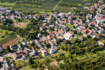 Vue aérienne de Renchtalstraße avec l'église Saint-Roman à le quartier Mösbach in Achern dans le département Bade-Wurtemberg, Allemagne