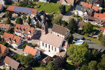 Vue aérienne de Bâtiment d'église au centre du village à le quartier Mösbach in Achern dans le département Bade-Wurtemberg, Allemagne