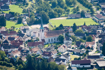 Vue aérienne de Église catholique à le quartier Ulm in Renchen dans le département Bade-Wurtemberg, Allemagne