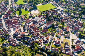 Vue aérienne de Locaux de l'usine de la brasserie Familienbrauerei Bauhöfer GmbH & Co. KG à le quartier Ulm in Renchen dans le département Bade-Wurtemberg, Allemagne