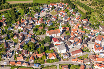 Vue aérienne de Locaux de l'usine de la brasserie Familienbrauerei Bauhöfer GmbH & Co. KG à le quartier Ulm in Renchen dans le département Bade-Wurtemberg, Allemagne