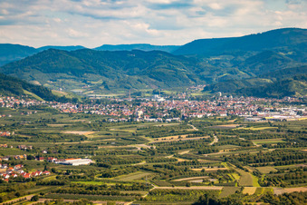 Vue aérienne de Renchtal depuis le nord-ouest à le quartier Gaisbach in Oberkirch dans le département Bade-Wurtemberg, Allemagne