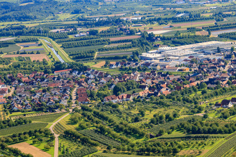 Vue aérienne de Vue du village depuis le nord, de ce côté de la rivière Rench à le quartier Stadelhofen in Oberkirch dans le département Bade-Wurtemberg, Allemagne