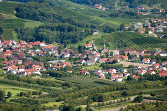 Vue aérienne de Centre-ville vu du nord-ouest avec l'église Saint-Aloysius à le quartier Haslach in Oberkirch dans le département Bade-Wurtemberg, Allemagne
