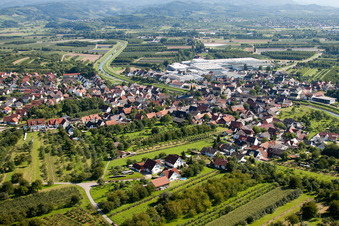 Vue aérienne de Vue du village depuis le nord, de ce côté de la rivière Rench à le quartier Stadelhofen in Oberkirch dans le département Bade-Wurtemberg, Allemagne
