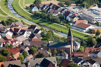 Vue aérienne de Les rives de la rivière Rench à le quartier Erlach in Renchen dans le département Bade-Wurtemberg, Allemagne