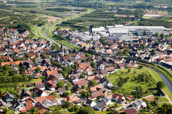 Vue aérienne de Les rives de la rivière Rench à le quartier Erlach in Renchen dans le département Bade-Wurtemberg, Allemagne