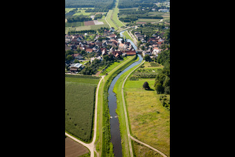 Photographie aérienne de Les rives de la rivière Rench à le quartier Erlach in Renchen dans le département Bade-Wurtemberg, Allemagne