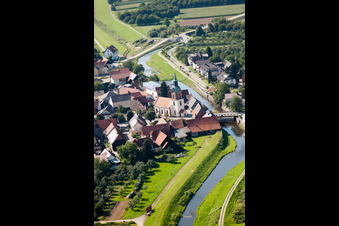 Vue oblique de Les rives de la rivière Rench à le quartier Erlach in Renchen dans le département Bade-Wurtemberg, Allemagne
