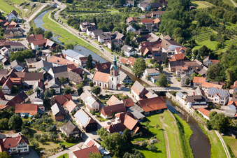 Vue aérienne de Quartier Erlach avec l'église paroissiale catholique Saint-Anastase et Sainte-Edith Stein am Rench à le quartier Erlach in Renchen dans le département Bade-Wurtemberg, Allemagne