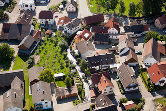 Vue aérienne de Mühlbach à le quartier Erlach in Renchen dans le département Bade-Wurtemberg, Allemagne