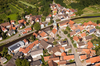 Les rives de la rivière Rench à le quartier Erlach in Renchen dans le département Bade-Wurtemberg, Allemagne d'en haut