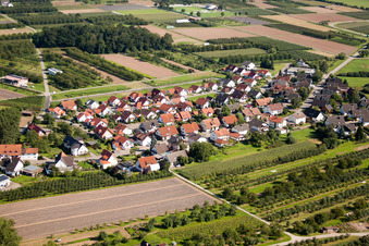 Vue aérienne de Zusenhofener Straße à le quartier Erlach in Renchen dans le département Bade-Wurtemberg, Allemagne