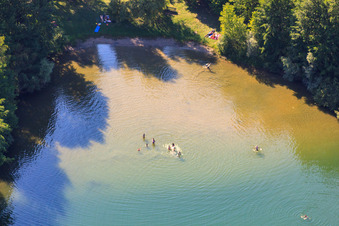 Vue aérienne de Baigneurs dans l'étang de la carrière du lac Max Jordan à le quartier Urloffen in Appenweier dans le département Bade-Wurtemberg, Allemagne