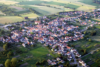 Vue aérienne de Village du sud-ouest à Kapsweyer dans le département Rhénanie-Palatinat, Allemagne