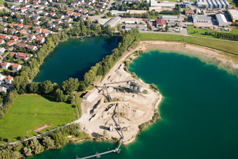 Vue aérienne de Village au bord du lac Risisee et installations de dragage de gravier à le quartier Gamshurst in Achern dans le département Bade-Wurtemberg, Allemagne