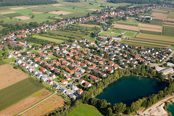 Vue aérienne de Village au bord du lac Risise à le quartier Gamshurst in Achern dans le département Bade-Wurtemberg, Allemagne