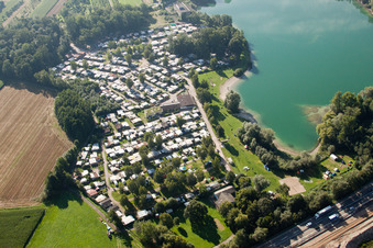 Vue aérienne de Emplacements de camping et zones riveraines sur la plage de sable de la piscine extérieure d'Achernsee à le quartier Großweier in Achern dans le département Bade-Wurtemberg, Allemagne
