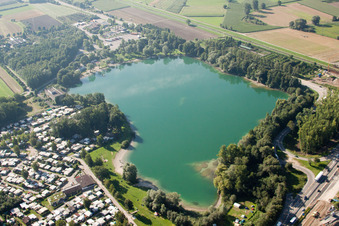 Vue aérienne de Camping et zones boisées sur la plage de sable de la piscine extérieure d'Achernsee à le quartier Großweier in Achern dans le département Bade-Wurtemberg, Allemagne