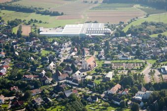 Vue aérienne de Vue de la ville devant Hodapp Verwaltungs GmbH à le quartier Großweier in Achern dans le département Bade-Wurtemberg, Allemagne