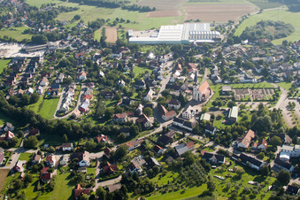 Vue aérienne de Vue des rues et des maisons dans les quartiers résidentiels à le quartier Großweier in Achern dans le département Bade-Wurtemberg, Allemagne