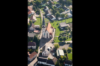 Vue aérienne de Bâtiment d'église au centre du village à le quartier Großweier in Achern dans le département Bade-Wurtemberg, Allemagne