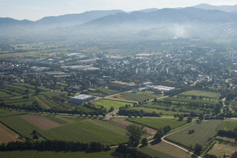 Vue aérienne de Locaux de l'usine Muffenrohr GmbH à le quartier Hatzenweier in Ottersweier dans le département Bade-Wurtemberg, Allemagne