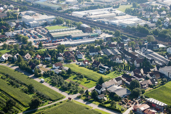 Locaux de l'usine Muffenrohr GmbH à le quartier Hatzenweier in Ottersweier dans le département Bade-Wurtemberg, Allemagne depuis l'avion