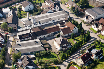 Locaux de l'usine Muffenrohr GmbH à le quartier Hatzenweier in Ottersweier dans le département Bade-Wurtemberg, Allemagne vu d'un drone