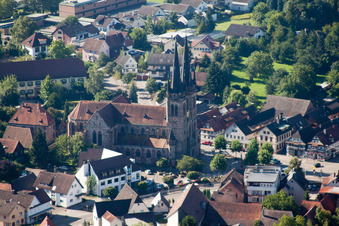 Vue aérienne de Église Saint-Jean à le quartier Weier in Ottersweier dans le département Bade-Wurtemberg, Allemagne