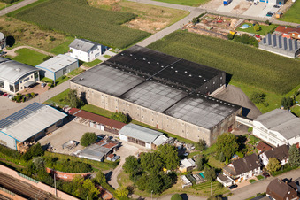 Locaux de l'usine Muffenrohr GmbH à le quartier Hatzenweier in Ottersweier dans le département Bade-Wurtemberg, Allemagne depuis l'avion