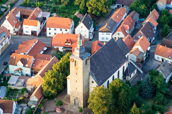 Vue aérienne de Église catholique de Saint-Léodegar à Steinfeld dans le département Rhénanie-Palatinat, Allemagne