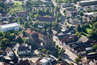 Vue aérienne de Église paroissiale catholique de Saint-Jean à le quartier Weier in Ottersweier dans le département Bade-Wurtemberg, Allemagne