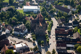 Vue aérienne de Église paroissiale catholique de Saint-Jean à le quartier Weier in Ottersweier dans le département Bade-Wurtemberg, Allemagne