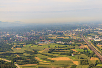 Vue aérienne de Vue de la ville depuis le nord à Sasbach dans le département Bade-Wurtemberg, Allemagne