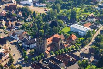 Vue aérienne de Église Saint-Jean à le quartier Weier in Ottersweier dans le département Bade-Wurtemberg, Allemagne