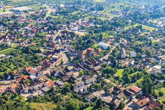 Vue aérienne de Centre-ville vu du nord-ouest avec l'église Saint-Jean à le quartier Weier in Ottersweier dans le département Bade-Wurtemberg, Allemagne