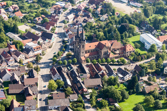 Vue oblique de Église paroissiale catholique de Saint-Jean à le quartier Weier in Ottersweier dans le département Bade-Wurtemberg, Allemagne